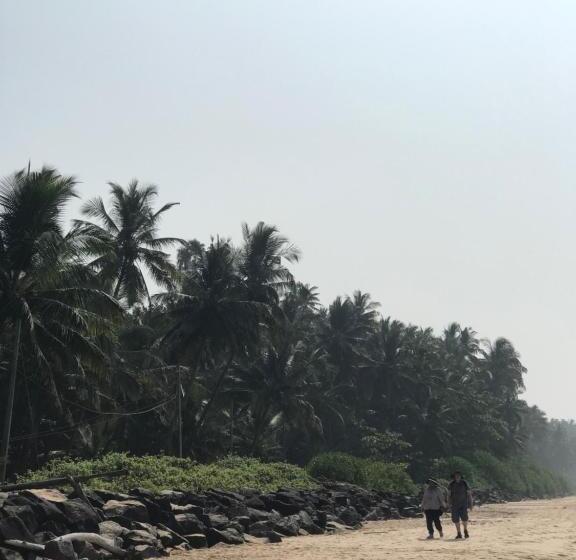 بنسيون Kizhunna Rock Beach House