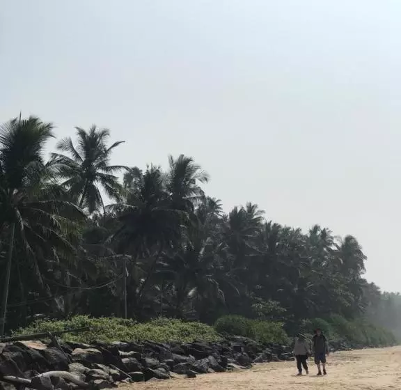 Majatalo Kizhunna Rock Beach House