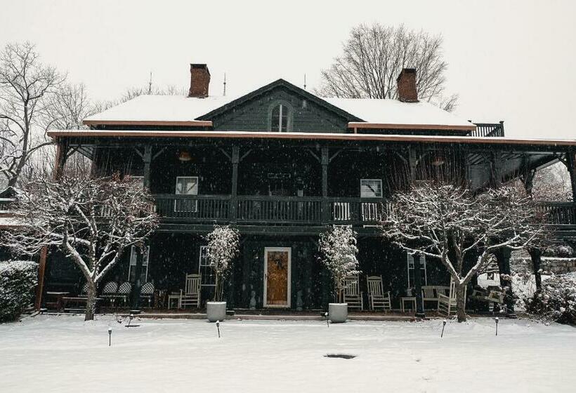 مبيت وإفطار Fox & Bear Lodge