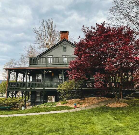 مبيت وإفطار Fox & Bear Lodge