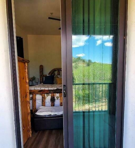 فندق Creekside Lodge And Cabins