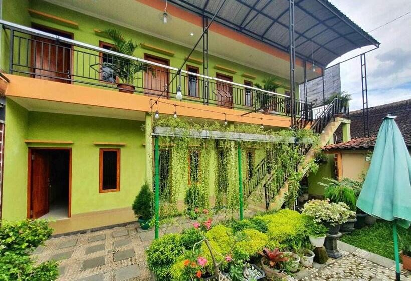 호텔 Graha Adi Karya Syariah Kartasura Redpartner