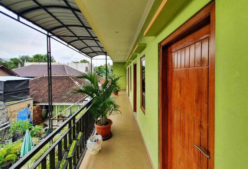 호텔 Graha Adi Karya Syariah Kartasura Redpartner