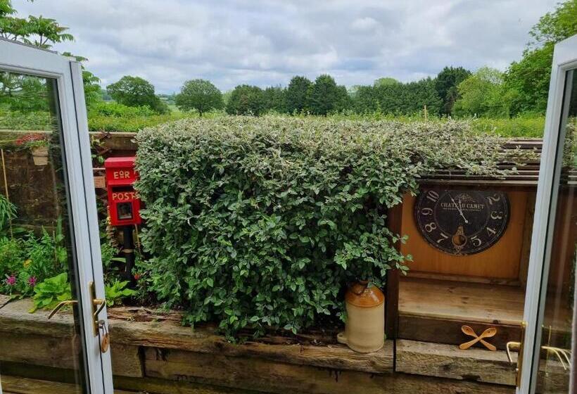 Пансион The Orchards Guest Suite