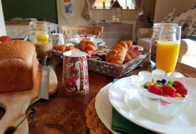 Пансион The Orchards Guest Suite