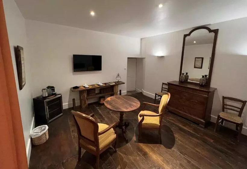 Aamiaismajoitus (B&B) Les Distinguées   Manoir De Bessodes