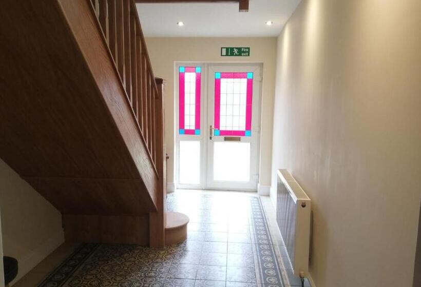 住宿加早餐  The Old School