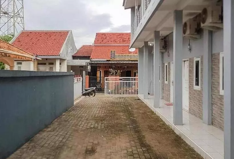 ホテル Kai Homestay Near Anyer Beach Redpartner
