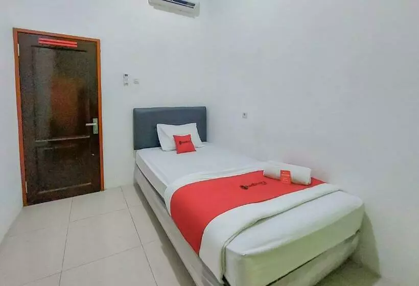 Hotelli Reddoorz At Cempaka Guesthouse Tarakan