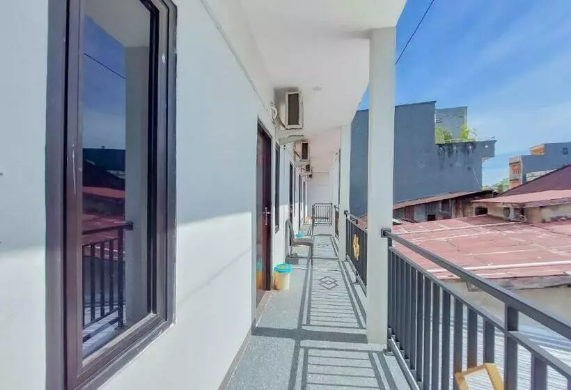 Hotelli Reddoorz At Cempaka Guesthouse Tarakan