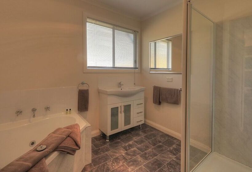 Отель Highland Cabins And Cottages