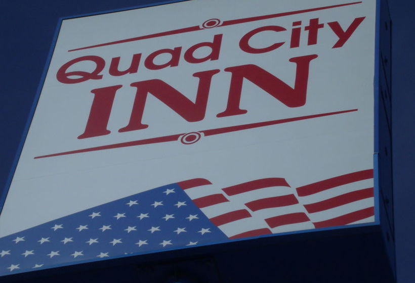فندق Quad City Inn