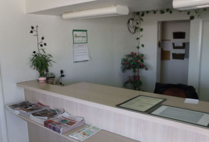 فندق Quad City Inn