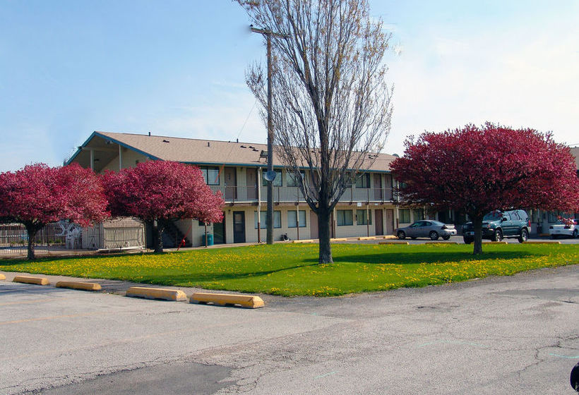 فندق Quad City Inn