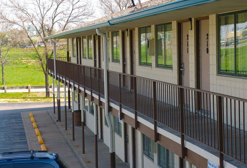 فندق Quad City Inn