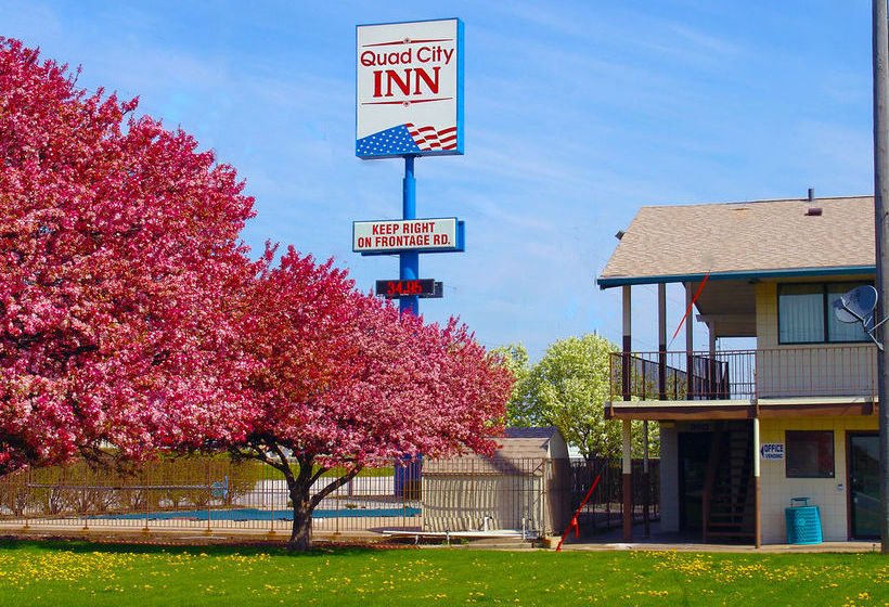 فندق Quad City Inn