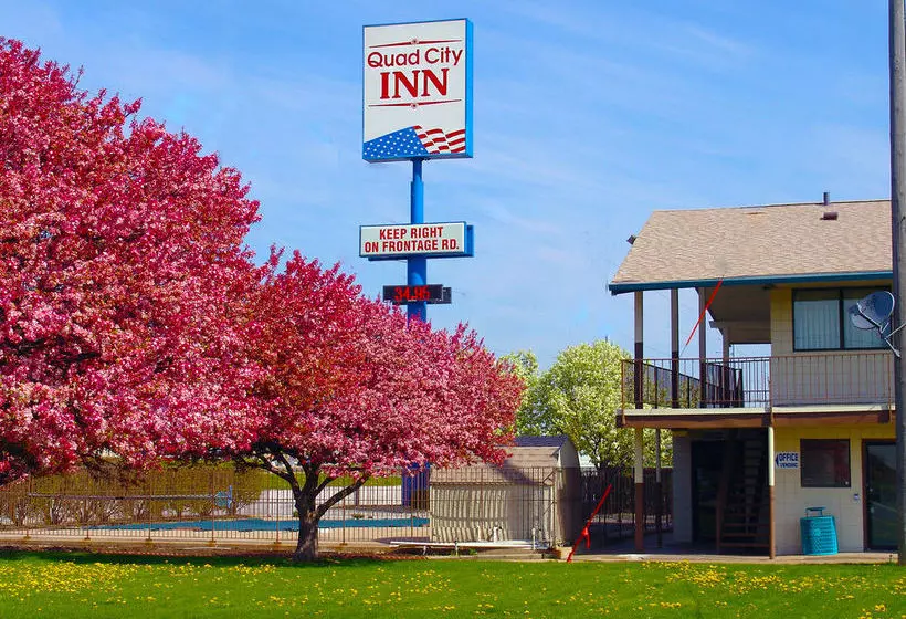 هتل Quad City Inn