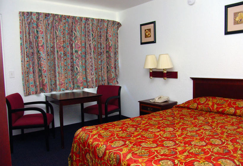 فندق Quad City Inn
