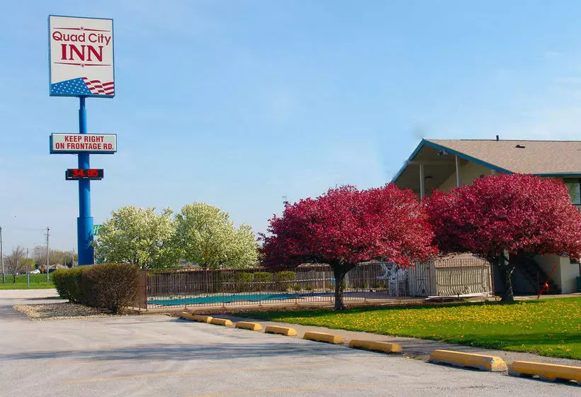 هتل Quad City Inn