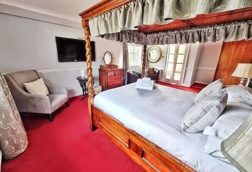 Отель Blazing Donkey Country