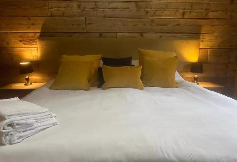 Отель Blazing Donkey Country