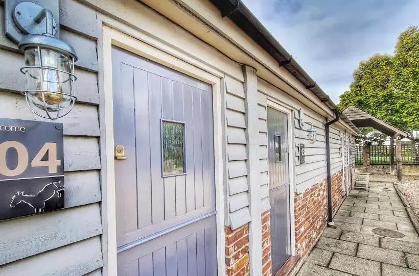 Отель Blazing Donkey Country