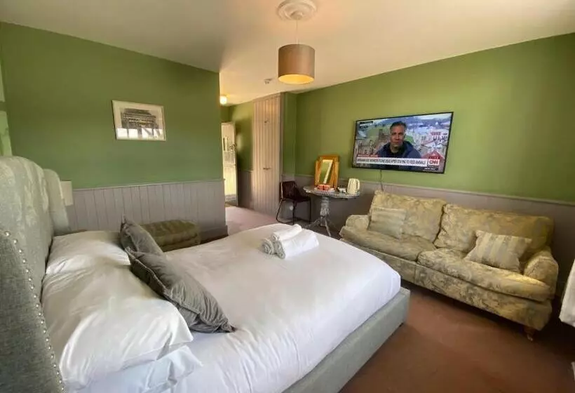 Отель Blazing Donkey Country