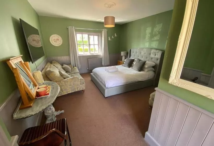 Отель Blazing Donkey Country