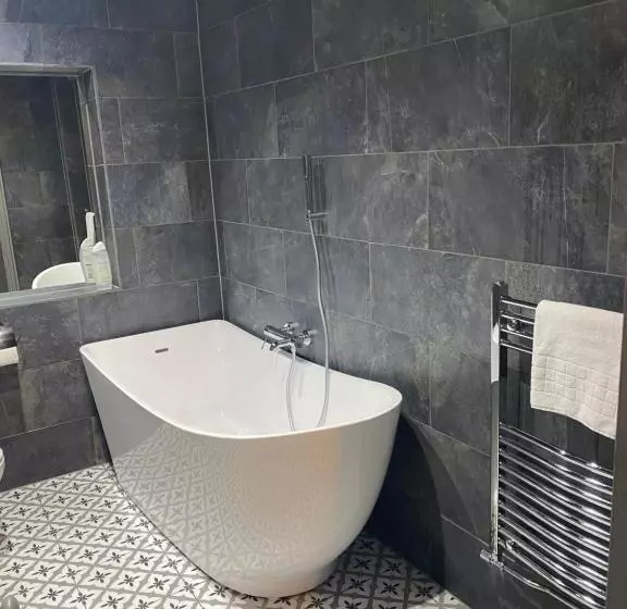 Отель Blazing Donkey Country