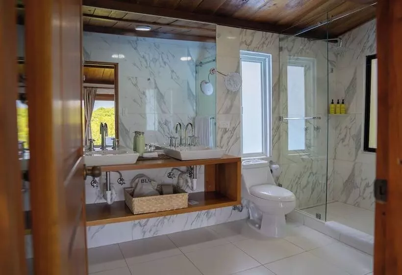 בית מלון כפרי Blu Galapagos Sustainable Waterfront Lodge