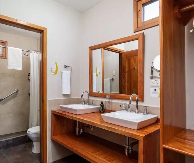 בית מלון כפרי Blu Galapagos Sustainable Waterfront Lodge