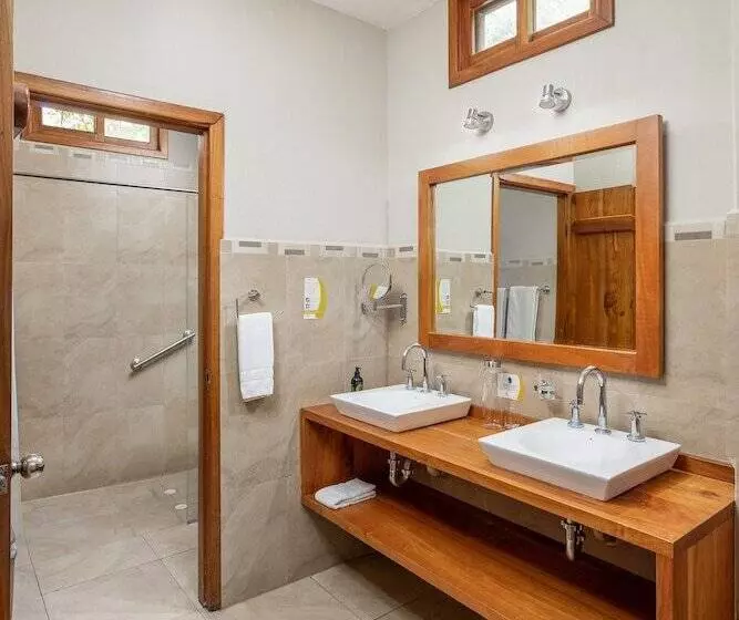 בית מלון כפרי Blu Galapagos Sustainable Waterfront Lodge