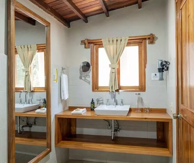 בית מלון כפרי Blu Galapagos Sustainable Waterfront Lodge