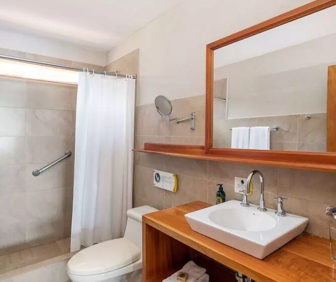 בית מלון כפרי Blu Galapagos Sustainable Waterfront Lodge