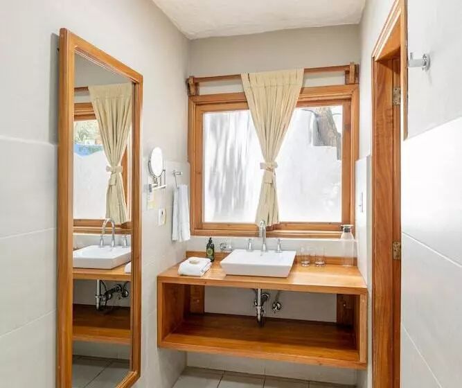 בית מלון כפרי Blu Galapagos Sustainable Waterfront Lodge