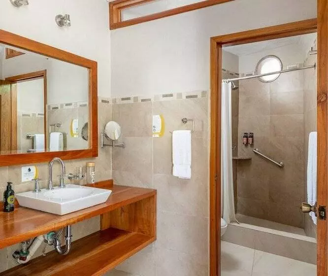 בית מלון כפרי Blu Galapagos Sustainable Waterfront Lodge