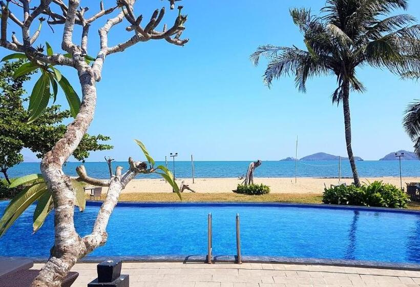 בית מלון כפרי Luwansa Beach