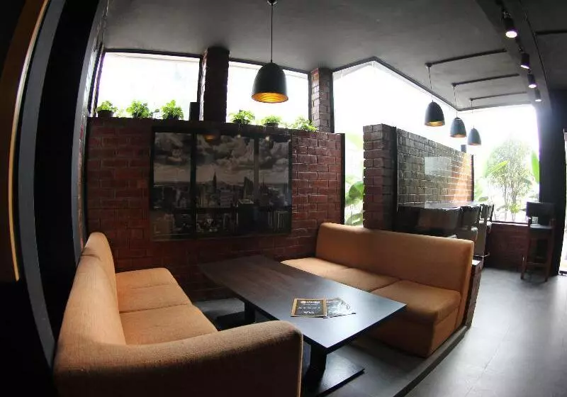 Richmond Hotel & Suites