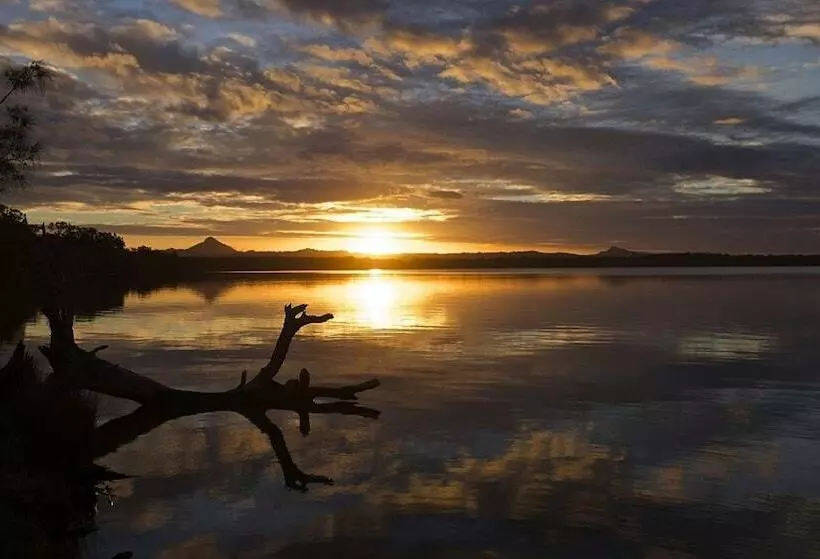 Lake Weyba Cottages Noosa