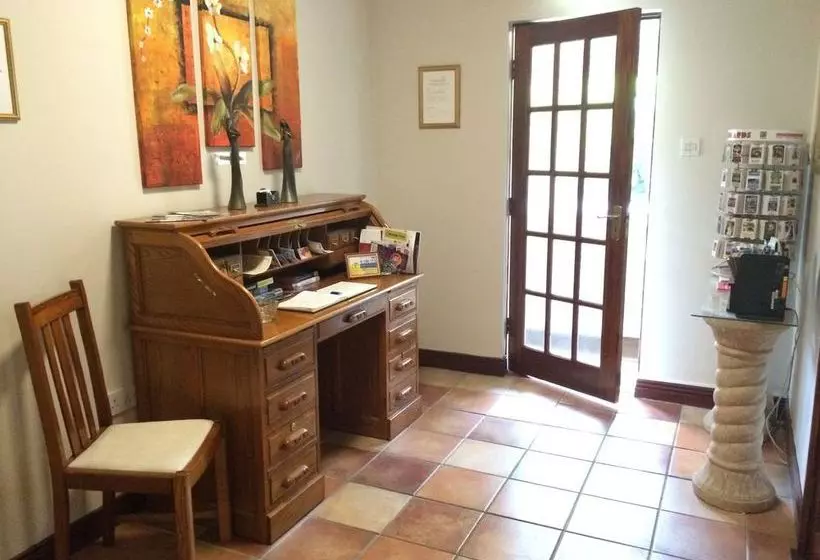 Пансион Moat Lodge