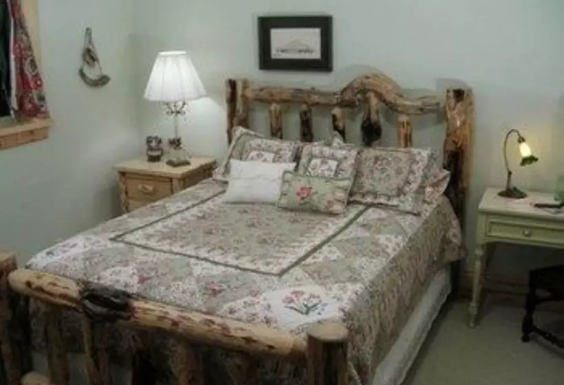 Sandy Salmon Bed & Breakfast Lodge