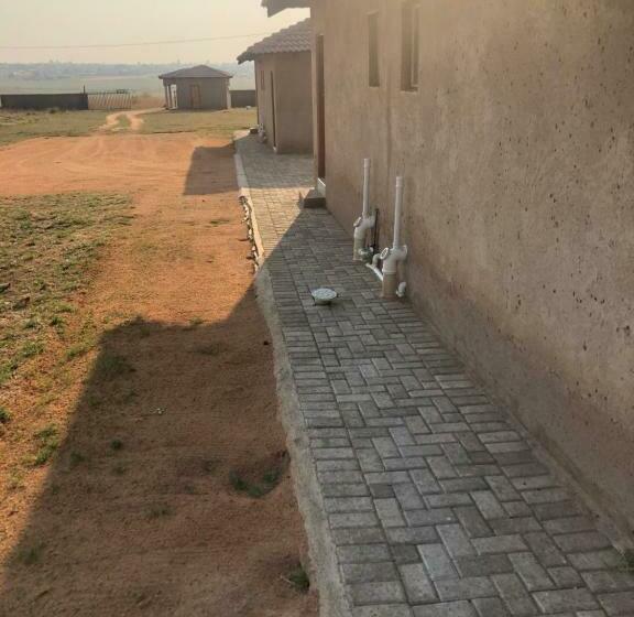 膳宿费 Charli’s Lodge