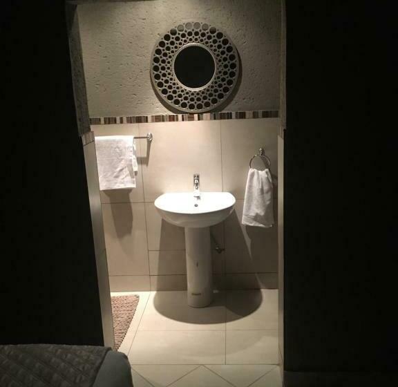 膳宿费 Charli’s Lodge