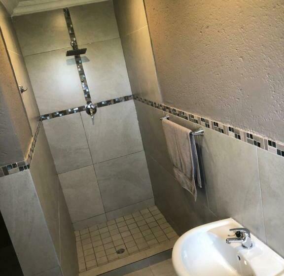 膳宿费 Charli’s Lodge