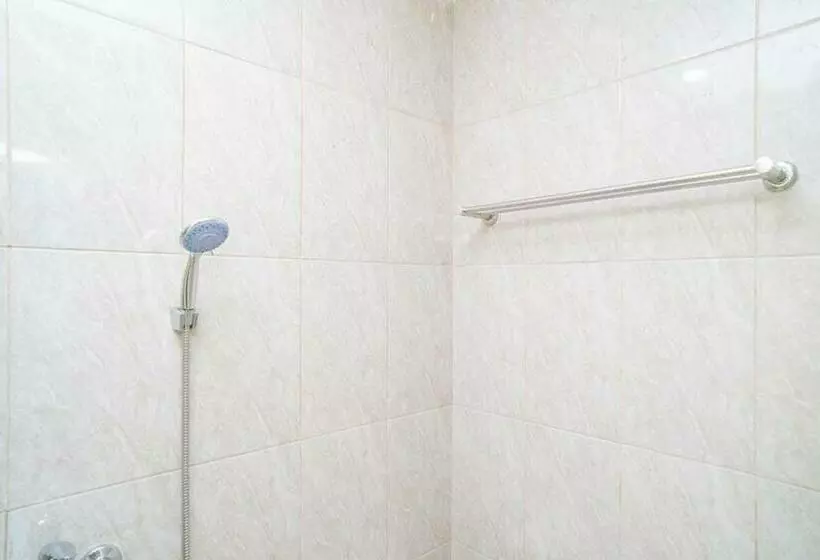 Hotelli Reddoorz Near Stasiun Tangerang