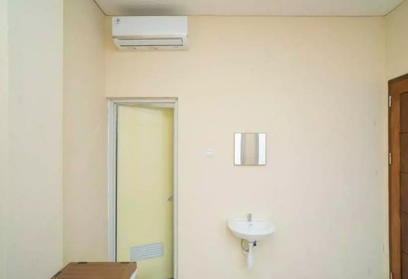 Hotelli Reddoorz Near Stasiun Tangerang