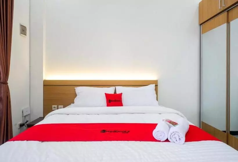 ホテル Reddoorz Near Terminal Tirtonadi 2