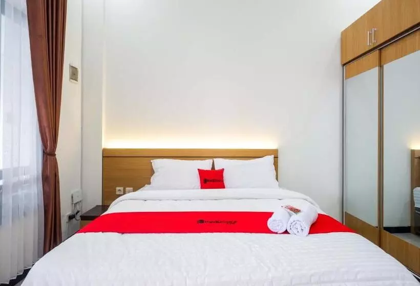 ホテル Reddoorz Near Terminal Tirtonadi 2