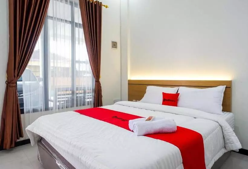 ホテル Reddoorz Near Terminal Tirtonadi 2