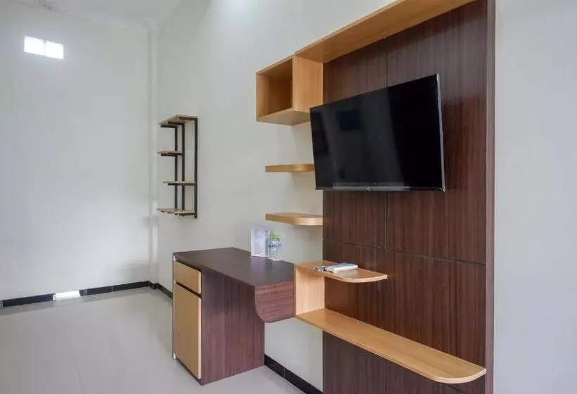 ホテル Reddoorz Near Terminal Tirtonadi 2